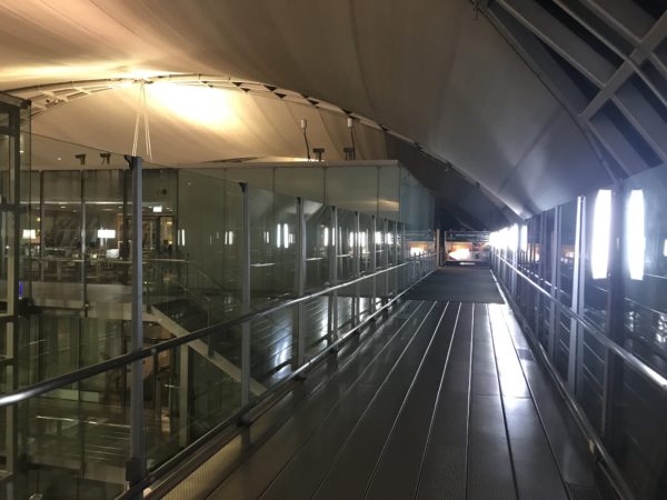ホテル前の通路